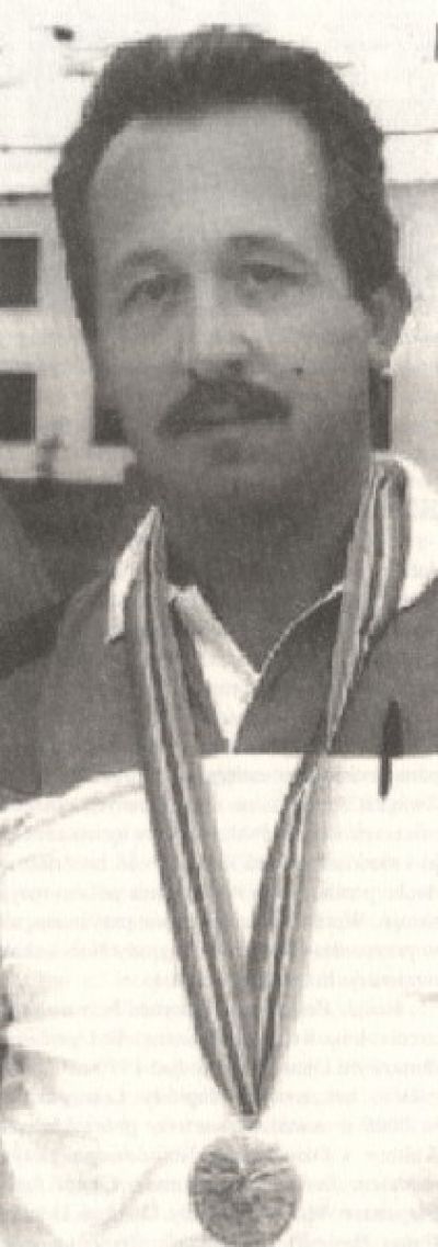 Kpt. instr. pil. Wacław Nycz ze złotym medalem po zwycięstwie odniesionym podczas odbytych w 1992 roku w Dęblinie X Samolotowych Mistrzostw Świata w Lataniu Precyzyjnym